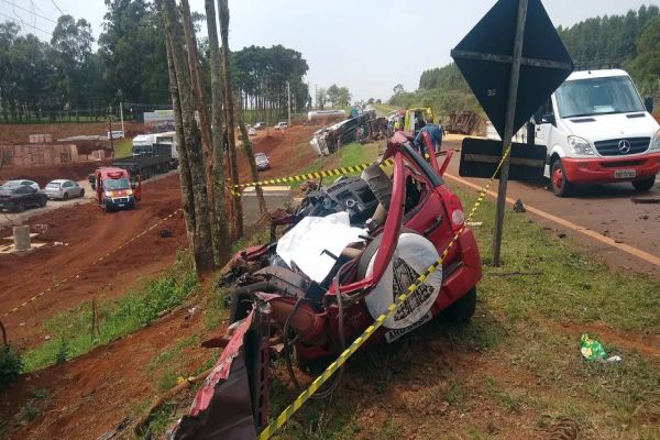 Homem morre após grave colisão entre dois caminhões e um carro na BR-277 em Santa Tereza do Oeste