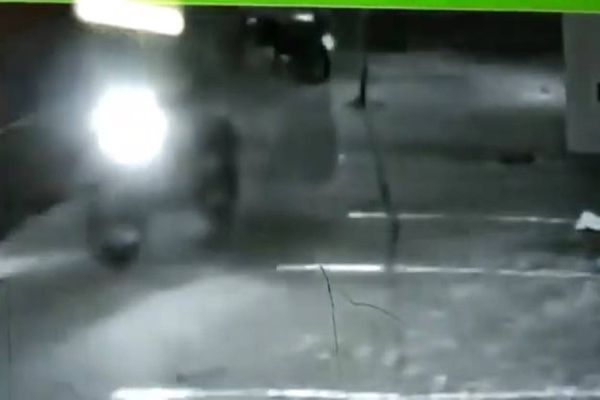 Imagem referente a notícia: Câmera de segurança registra fuga de atirador que executou dois motoboys em Cascavel