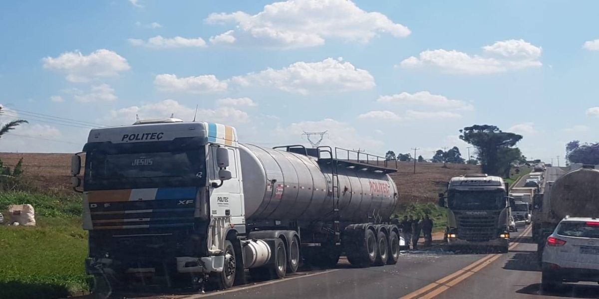 De Novo: Carro e caminhão se envolve em colisão de trânsito na BR-277 em Santa Tereza do Oeste