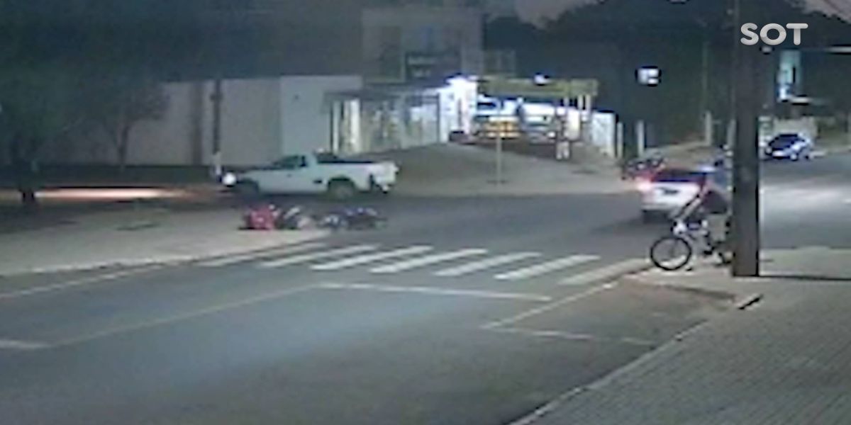 Câmera de segurança registra forte colisão entre carro e moto na Rua Itália