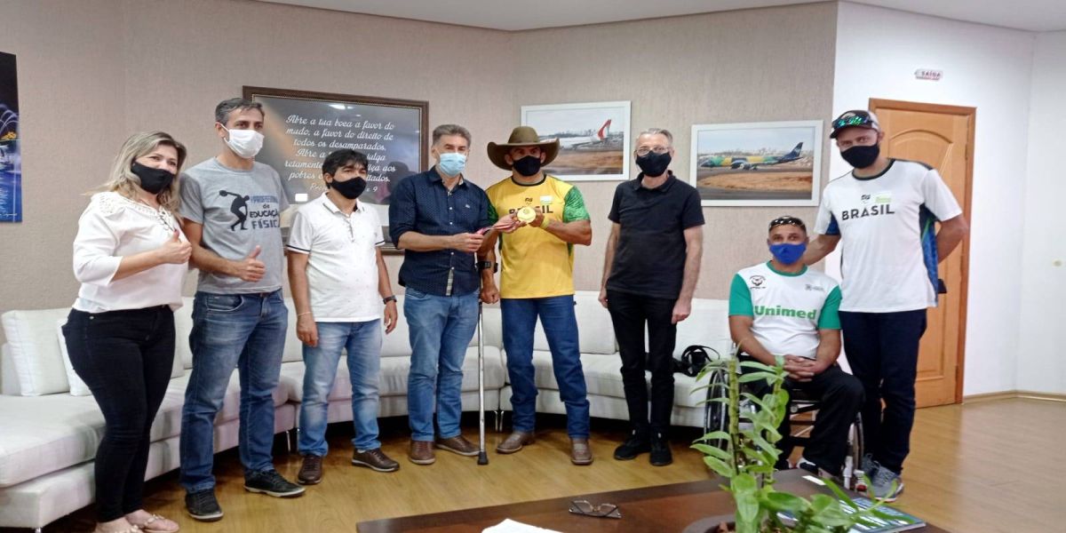 Prefeito Paranhos recebe visita de atleta medalha de ouro nas Paralimpíadas