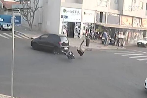 Imagem referente a notícia: Câmera de segurança registra colisão de trânsito que deixou jovem ferido no Cascavel Velho