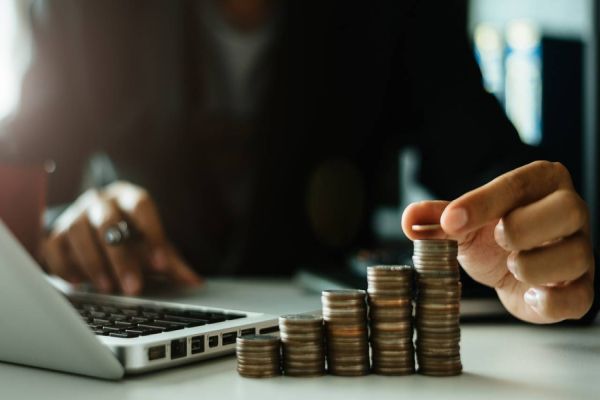 Banco Central eleva a Selic: como ficam os investimentos? por Lenise Nunes