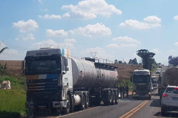 De Novo: Carro e caminhão se envolve em colisão de trânsito na BR-277 em Santa Tereza do Oeste