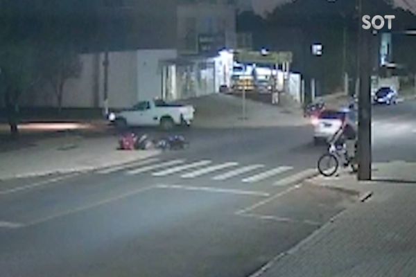 Imagem referente a notícia: Câmera de segurança registra forte colisão entre carro e moto na Rua Itália