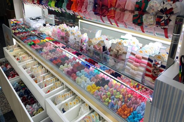 Conforto e praticidade: acessórios de cabelo completam look de mães e filhas