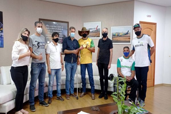 Prefeito Paranhos recebe visita de atleta medalha de ouro nas Paralimpíadas