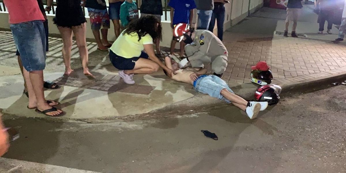 Motociclista fica ferido após colisão de trânsito; e mãe passa mal ao ver filho ferido no Tarumã