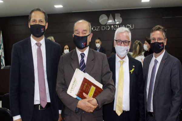 Advogado cascavelense participa de livro sobre a história da advocacia paranaense