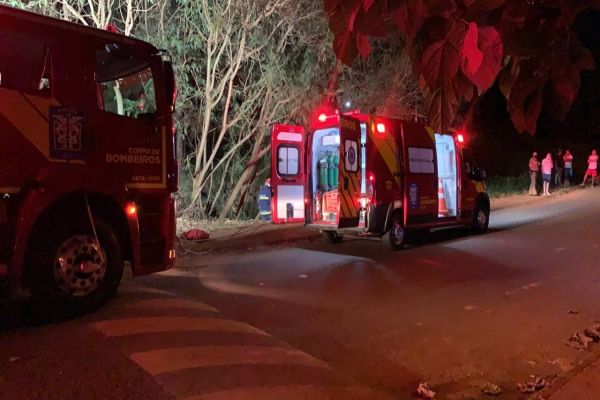 Imagem referente a notícia: Após carro colidir em árvore, mulher cai em barranco no Bairro Cancelli em Cascavel