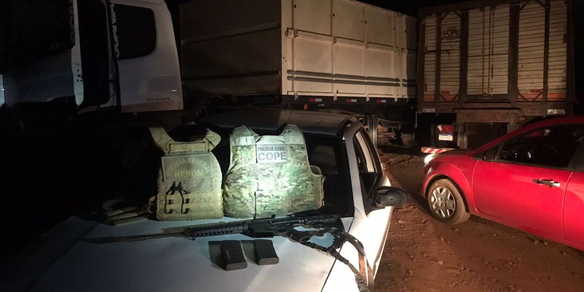 Policia Federal apreendem dois caminhões de cigarros com escolta armada