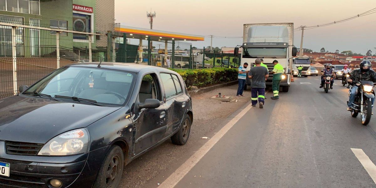 Automóvel é atingido por caminhão no Trevo Cataratas em Cascavel