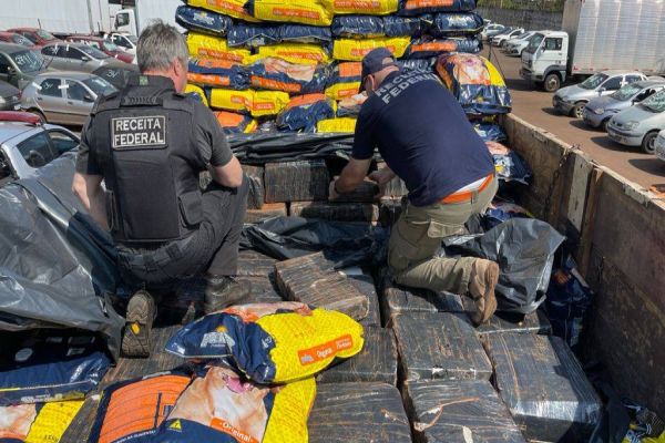 Receita Federal apreende 3,4 toneladas de maconha em carreta de ração em Cascavel