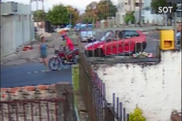 Mulher é atropelada por moto na Rua Jacarezinho; Veja o vídeo