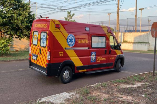 Ciclista fica ferido após ser atingido por automóvel na Rua Guaraniaçu em Cascavel