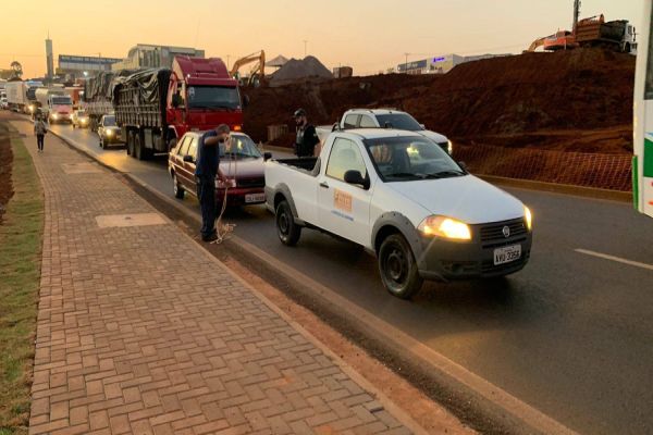 Imagem referente a notícia: Após acidente e falha mecânica; congestionamento na Trevo Cataratas chega aos 3 km