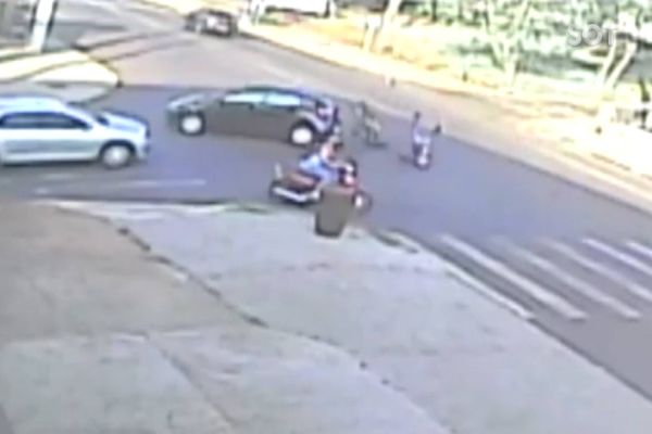 Imagem referente a notícia: Câmera de segurança registra dois acidentes em um pouco mais de 24 horas na Região Norte de Cascavel