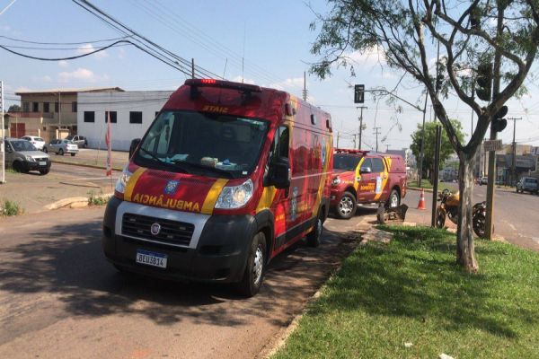 Imagem referente a notícia: Motociclista sofre ferimentos moderados após colisão na Avenida Rocha Pombo