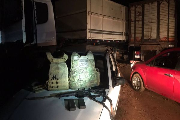 Imagem referente a notícia: Policia Federal apreendem dois caminhões de cigarros com escolta armada