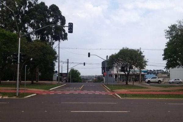 Trânsito: Novo semáforo na Rua Medianeira entra em funcionamento