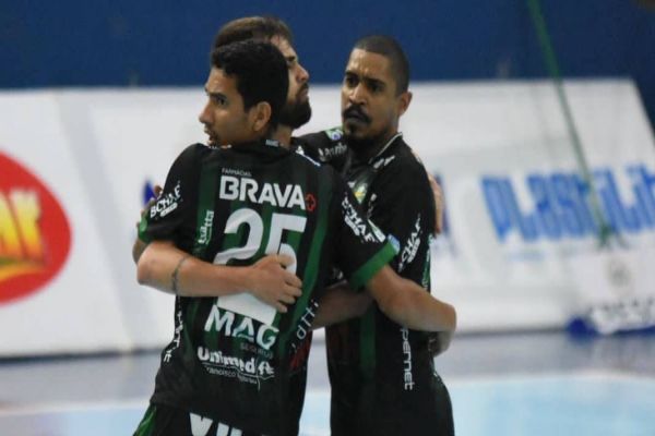 Marreco vence de virada e larga na frente na luta contra o rebaixamento