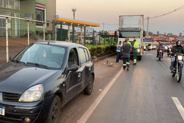 Imagem referente a notícia: Automóvel é atingido por caminhão no Trevo Cataratas em Cascavel