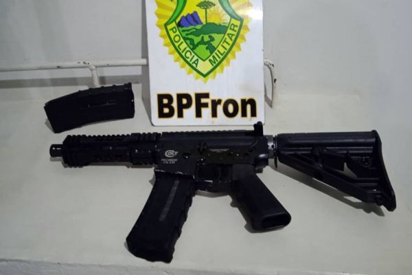 Imagem referente a notícia: BPFRON apreende arma de fogo carabina 5,56 com passageira de ônibus em Santa Terezinha de Itaipu