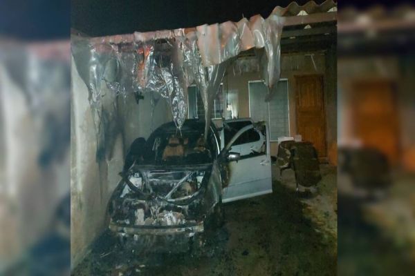 Golf é destruído após incêndio criminoso no Loteamento Belmonte