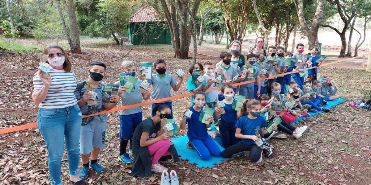 Educação Ambiental: Alunos da Escola Hércoles Bosquirolli recebem mudas frutíferas em aula especial