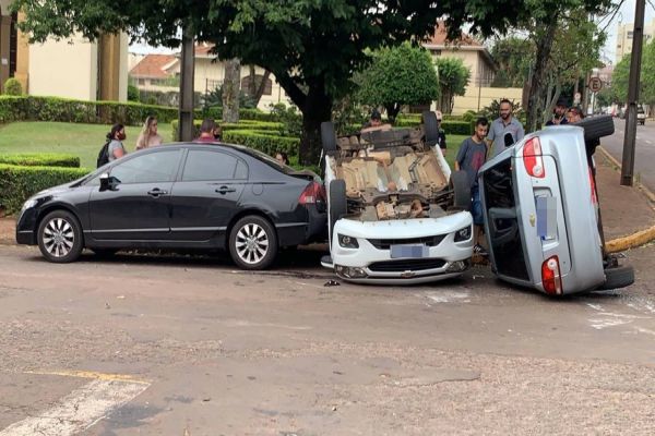 Imagem referente a notícia: Prisma capota e Classic tomba após colisão de trânsito no centro de Cascavel