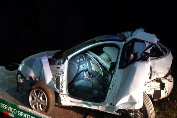 Homem fica ferido após carro cair em ribanceira após batida com caminhão na BR-277