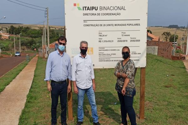 Beth Leal e Professor Santello visitam condomínio modelo de casas sustentáveis