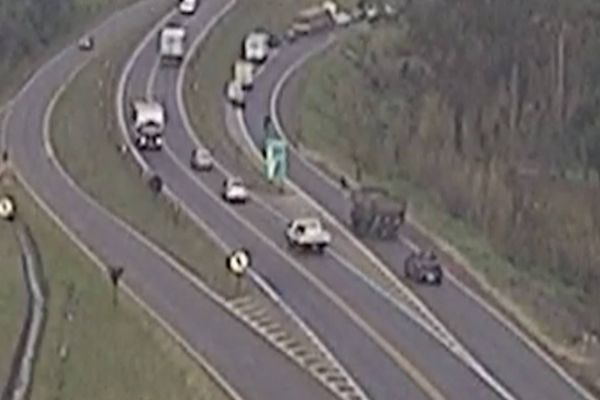 Imagem referente a notícia: Pneu de caminhão se solta na BR-277 e por sorte pedestre não é atingido