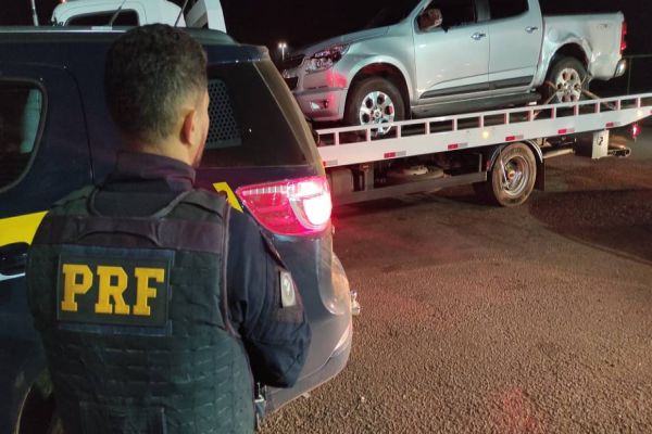 PRF recupera camionete, liberta vítima e prende dois homens por roubo em Pérola