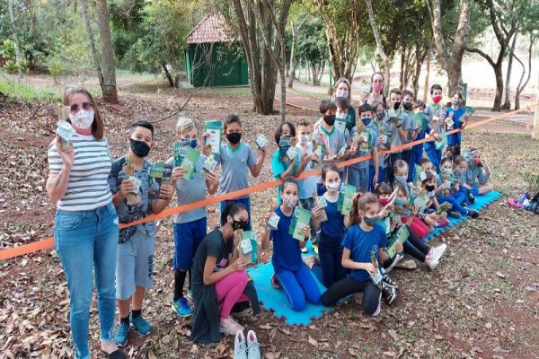 Educação Ambiental: Alunos da Escola Hércoles Bosquirolli recebem mudas frutíferas em aula especial
