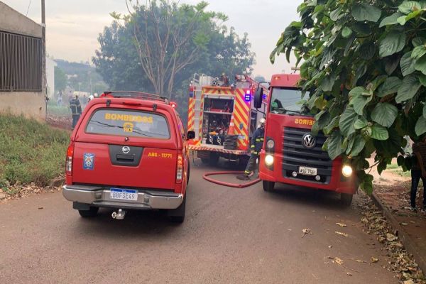 Imagem referente a notícia: Residência de madeira é consumida por fogo no Bairro Cascavel Velho