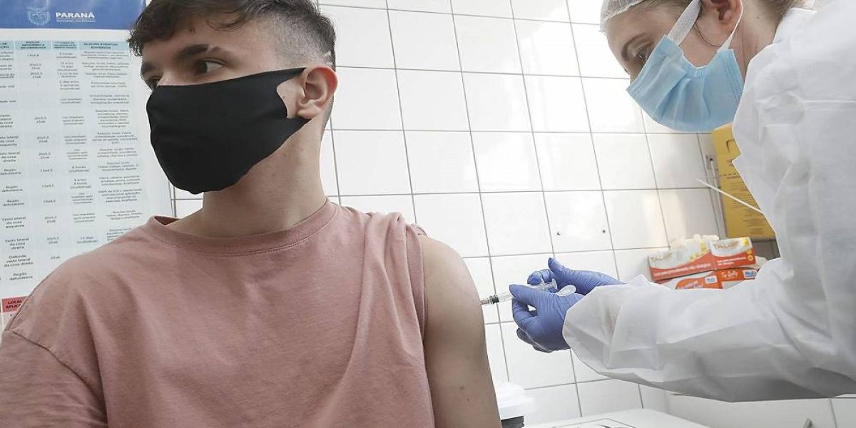 Adolescentes de 12 a 17 anos com comorbidades podem se vacinar diariamente das 8h às 12h