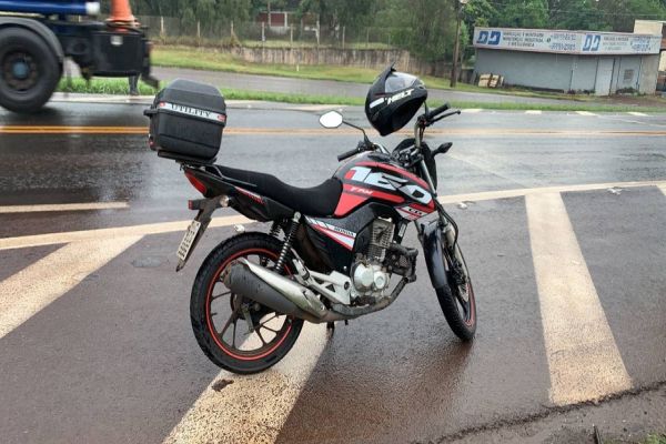 Imagem referente a notícia: Motociclista fica em estado grave após bater a cabeça contra sinalização na BR-277