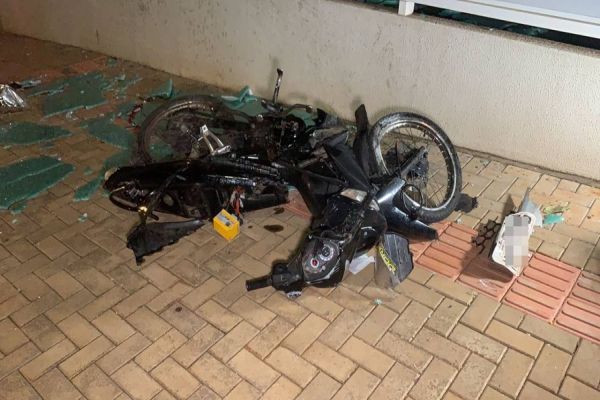 Imagem referente a notícia: Motociclista de 22 anos fica em estado gravíssimo após ser atingido por caminhonete na Rua São Paulo