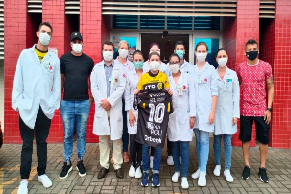 Apaixonado por futebol paciente da UOPECCAN recebe camisa autografada por todo elenco do Cascavel