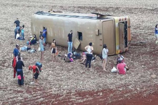 Ônibus de turismo tomba e fere pelo menos 30 na BR 369, perto de Ubiratã