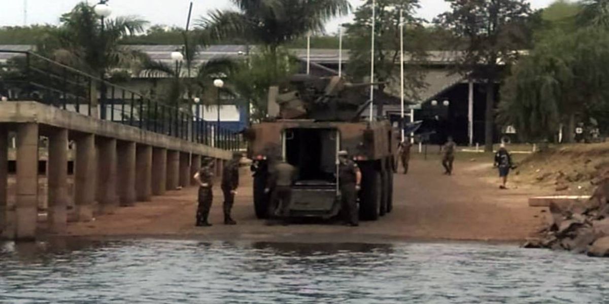Blindado Guarani afunda durante treinamento no Lago de Itaipu