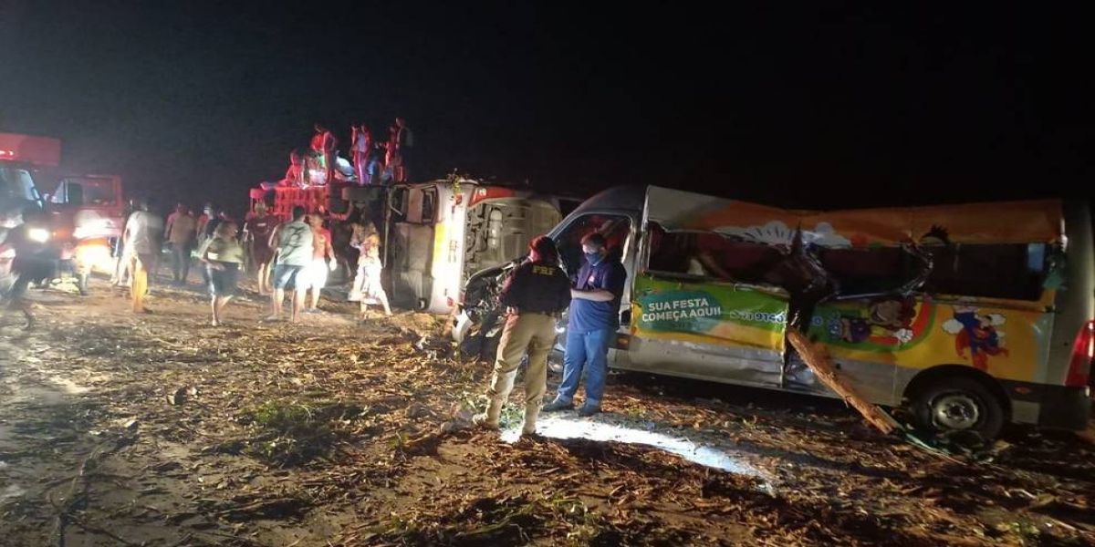 Acidente entre caminhão, ônibus e van na BR-101 deixa ao menos 12 mortos