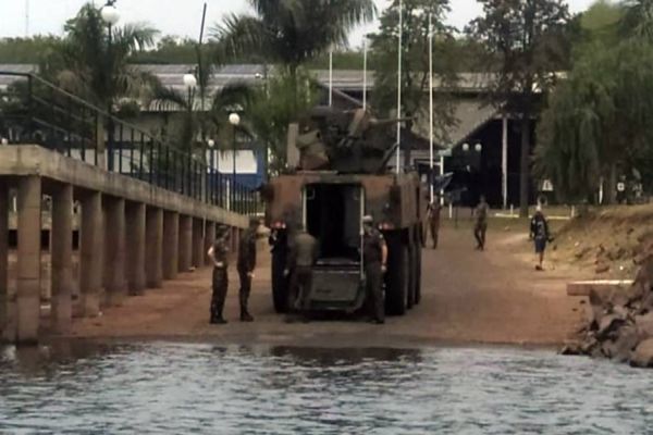 Blindado Guarani afunda durante treinamento no Lago de Itaipu