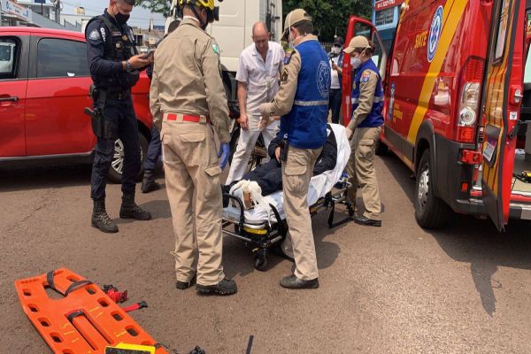Imagem referente a notícia: Agente da GM sofre fratura exposta após colisão de trânsito no Bairro São Cristóvão