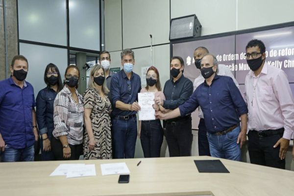 Paranhos assina ordem de serviço das obras do Cmei Castelinho e homologa licitação da Kelly Cristina