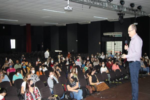 Profissionais da educação passam por curso de saúde mental e gestão de emoções