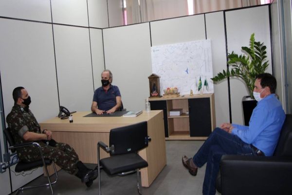 Renato Silva recebe visita do comandante da 15ª Brigada