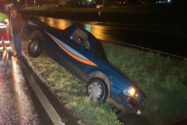 Imagem referente a notícia: Pampa cai em canaleta ao tentar realizar retorno na BR-277 em Cascavel