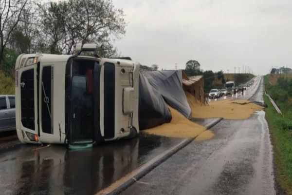 Acidente interdita parcialmente BR-163 entre Mercedes e Marechal Rondon
